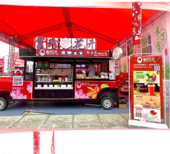 快來看?。。??邵陽車展上開來了一輛造型獨特的電車