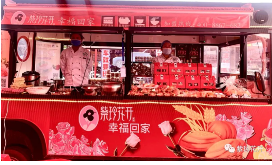 快來看?。。??邵陽車展上開來了一輛造型獨特的電車