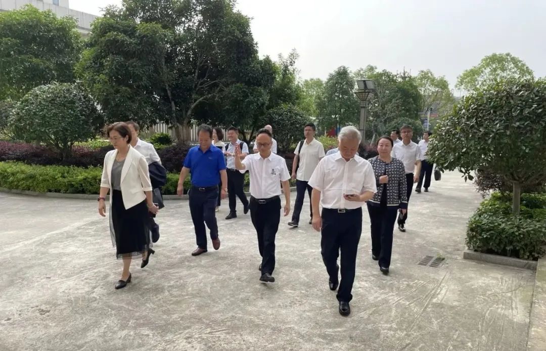湖南省中醫(yī)藥研究院葛金文院長和邵陽市各級領(lǐng)導專家蒞臨天香生物產(chǎn)業(yè)園考察指導