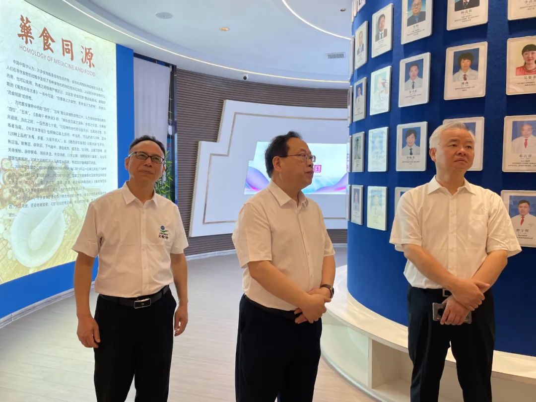湖南省中醫(yī)藥研究院葛金文院長和邵陽市各級領(lǐng)導專家蒞臨天香生物產(chǎn)業(yè)園考察指導