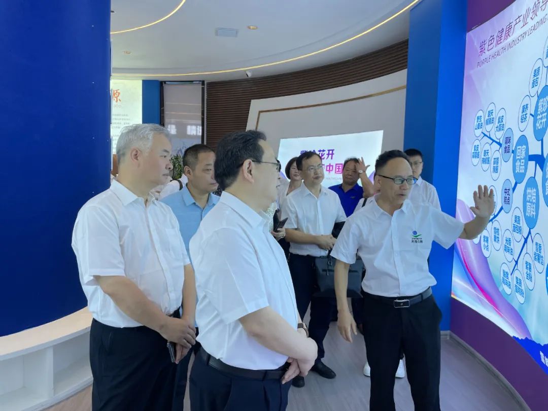 湖南省中醫(yī)藥研究院葛金文院長和邵陽市各級領(lǐng)導專家蒞臨天香生物產(chǎn)業(yè)園考察指導