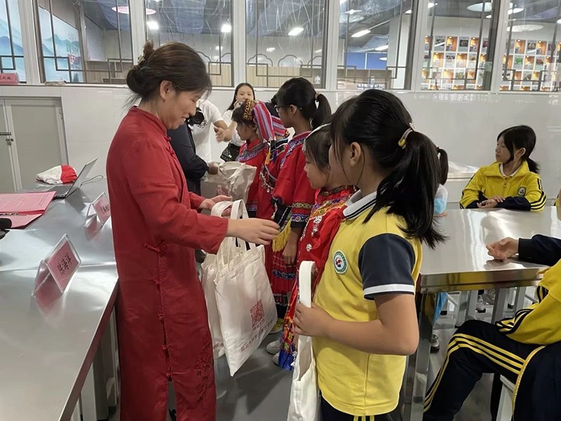 邵陽市五里牌小學(xué)“民族團(tuán)結(jié)話中秋”活動在玖味中醫(yī)藥膳研學(xué)實(shí)踐教育基地順利舉行