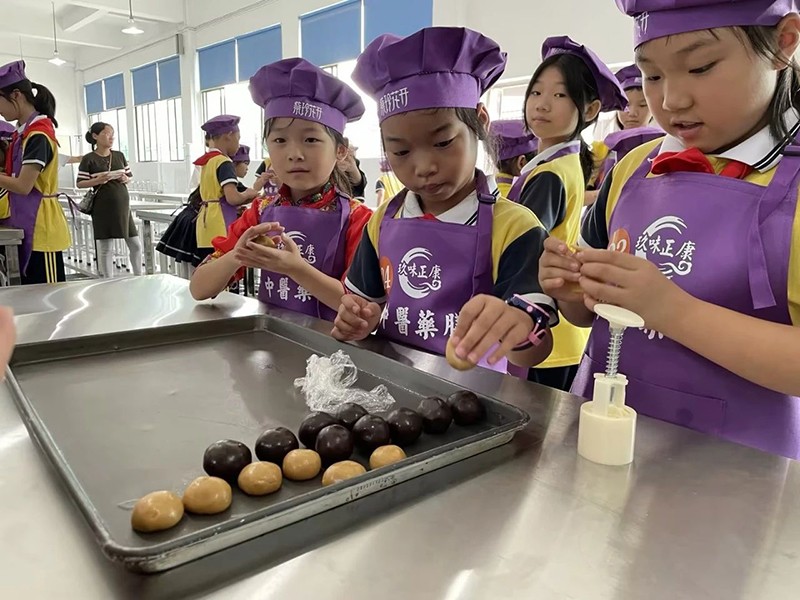 邵陽市五里牌小學(xué)“民族團(tuán)結(jié)話中秋”活動在玖味中醫(yī)藥膳研學(xué)實(shí)踐教育基地順利舉行